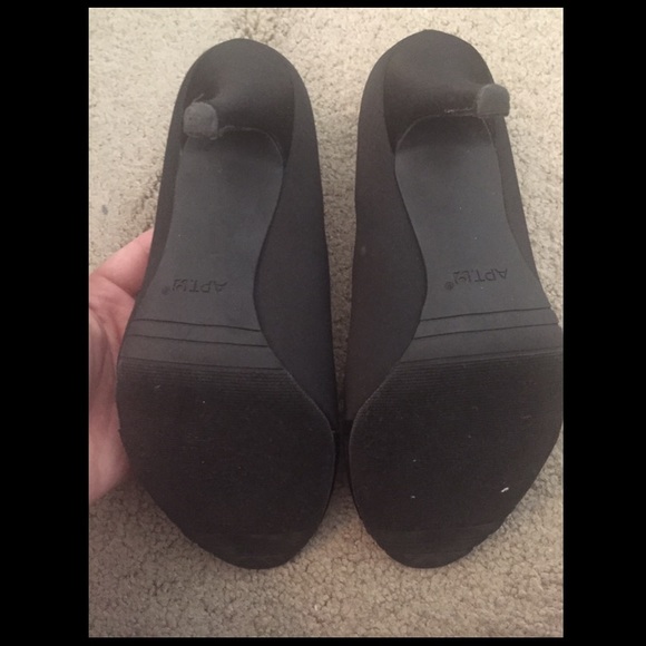 Apt 9 Black ruffle heels - Picture 4 of 5